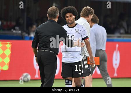 Bologna, Italien. 04.. Juni 2022. Bundestrainer Hans Dieter Hansi FLICK (GER), mit Serge GNABRY (GER) Fußball UEFA Nations League, Gruppenphase 1.Spieltag Italien (ITA) - Deutschland (GER) 1-1, am 4.. Juni 2022, Renato Dall `Ara Stadium Bologna Credit: dpa/Alamy Live News Stockfoto